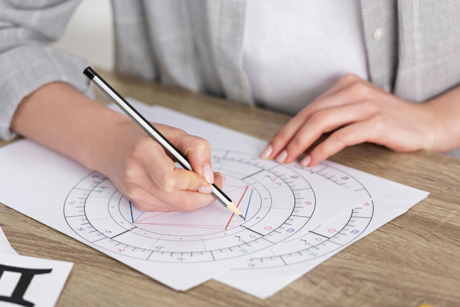 Девушка рисует карту рождения Девушка рисует карту рождения — РИА Новости, 1920, 06.12.2022